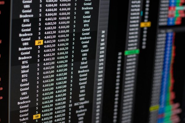 Comment configurer un réseau VLAN pour segmenter le trafic dans une entreprise?